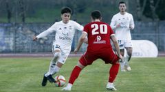 Pablo Carro encara a Juanjo en una acci�n del partido