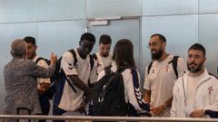Miembros de la expedici�n del Celta rumbo a Chipre, en el aeropuerto de Peinador.