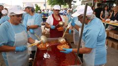 Unas pinches de cocina repartiendo algunas raciones en una edici&oacute;n anterior de la Festa dos Callos de Meis 