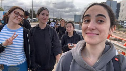 La coruesa Marta Portela (segunda por la izquierda), despus de trabajar como voluntaria en las calles de la ciudad de Valencia tras el paso de la dana.