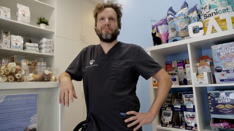 Iago Caruncho, veterinario en la clínica coruñesa Arealonga.