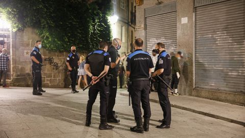 Agentes de Polica Local de Ourense controlando un botelln durante la madrugada de un domingo en la capital