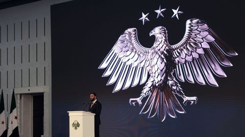 El presidente sirio, Ahmed al Sharaa, presenta la nueva identidad visual del país.