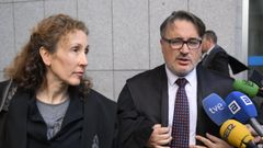  La abogada del padre de los menores, Elena Gonz�lez Mart�nez (i), y el abogado de la madre de los menores, Javier Guillermo Pereira (d), atienden a los medios a las puertas de la Audiencia de Oviedo, este jueves, donde se celebra la �ltima sesi�n del juicio a puerta cerrada contra el matrimonio que mantuvo encerrados a sus tres hijos durante casi cuatro a�os en una vivienda a las afueras de la capital asturiana