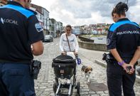 Imagen de dos agentes de la Polic�a Local de Mugardos. 