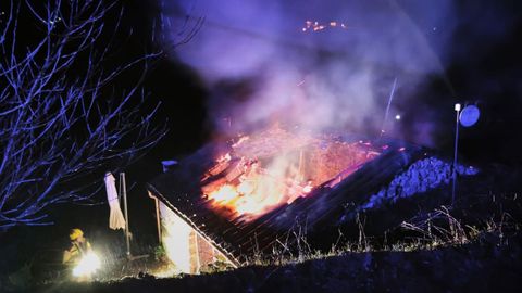 La construcci&oacute;n ardi&oacute; por completo y la cubierta colaps&oacute; a causa de las llamas