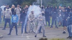 Varios manifestantes lanzan un petardo a la polica en Rotherham, Reino Unido.