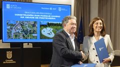 Lores y �ngeles V�zquez, tras firmar el convenio de colaboraci�n para construir un parque canino en Conde Bugallal 
