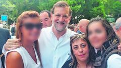 M�nica �. F., segunda por la derecha, fue fotografiada con Mariano Rajoy