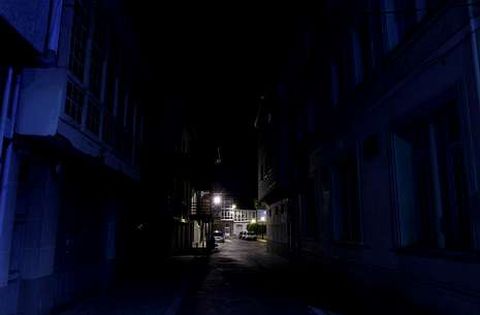 La ausencia de luz en determinadas calles provoca frecuentes quejas de los vecinos.