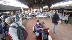 Miembros de la plataforma a su llegada a la estaci�n de Ferrol