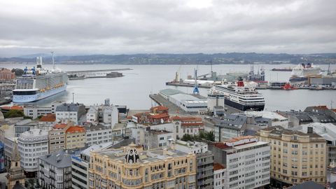 Triple escala de cruceros en el puerto de A Corua.