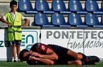 Jacobo se duele sobre el c�sped durante un partido de la presente temporada en Pasar�n.