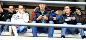 Marcos Sanmart�n, en el centro con otros dos directivos, tuiteando en un partido en Ribela