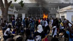 Los manifestantes de Burkina Faso incendian el Parlamento