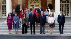 Pedro Snchez y los ministros de su primer Gobierno, en julio del 2018, en la escalinata del palacio de la Moncloa