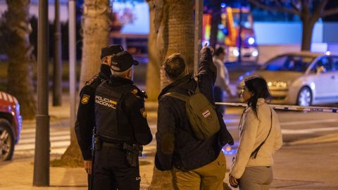 Vecinos marchndose del edificio incendiado 