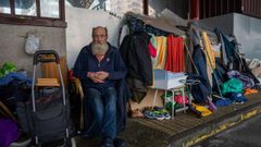 Un hombre sin hogar quese cobija en estos espacios improvisados hechos con cartones