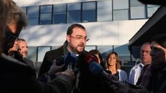El presidente del Principado, Adri�n Barb�n, atiende a los periodistas tras presidir el Consejo de Gobierno que ha dado luz verde al proyecto presupuestario