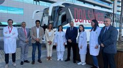 El conselleiro de Sanidade, en el centro, en la presentaci�n de la nueva unidad m�vil de ADOS en Ourense.