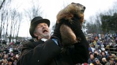 John Griffith, con la marmota de Punxsutawney, la m�s famosa del mundo.