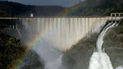 La presa del embalse de Belesar soltando agua, en una imagen de febrero de este a�o.