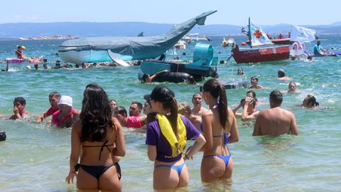 Festa da Dorna: Rejata de Embarcasi�ns feitas a machada e pan de millo na playa de Coroso