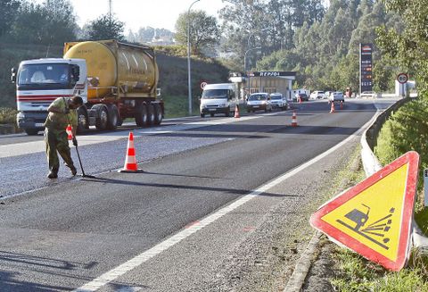 Los operarios iniciaron ayer los trabajos de reposici�n del asfalta en la fat�dica curva de Curro. 