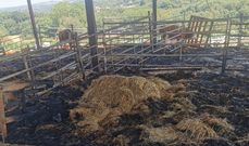 Varios rolos de hierba ardieron en un incendio en Antas de Ulla