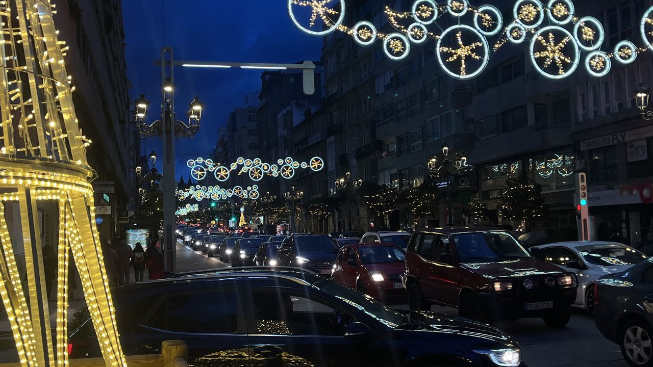 Vigo se abarrota en el puente para ver las luces de Navidad
