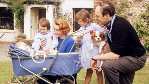 Su primera hija Olivia (a la izquierda, con un perro) falleci� con solo siete a�os. Theo, el beb� del carrito, tuvo un accidente que le caus� graves da�os. Y Patricia sufri� tres infartos cerebrales embarazada de la peque�a Lucy (abajo).