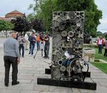 El editor levant� tras el ins�lito robo, en el 2011, una estatua de denuncia con las piezas que le dejaron.