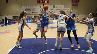 Melia peleando un bal�n en la vuelta de los octavos de final de la Eurocup en A Malata.