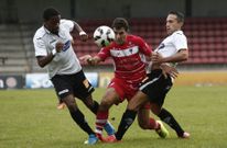 Wadir y Pad�n presionan a un jugador del Atios, que mostr� un gran poder de definici�n. 