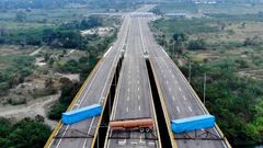 El puente en la frontera entre Venezuela y Colombia, bloqueado con remolques, en una imagen del 2019