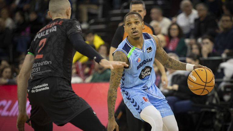 El breoganista DeWayne Rusell conduce un ataque ante la defensa del local Rouselle.