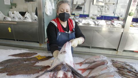 Lenguados, rapes y besugos rondando los 50 euros el kilo. Las piezas m�s solicitadas en el mercado de A Magdalena que muchas personas compran ya para congelar hasta el d�a 24. 