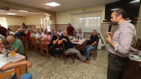 COMIDA DE DESPEDIDA A JAVIER MARCOS BARREIRO, JEFE DE ESCUADRON DE VIGILANCIA AEREA DEL BARBANZA EN EL RESTAURANTE BENJAM�N DE ROIS