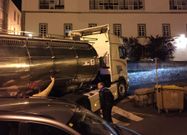 Piedras derribadas por el autob�s en la ma�ana de ayer. Apenas tres d�as antes, un cami�n qued� atrapado en el mismo punto. 