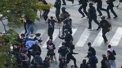 La polic�a antidisturbios francesa CRS carga contra los manifestantes durante los enfrentamientos en la Plaza de la Naci�n, en Par�s, en el transcurso de una protesta de estudiantes de secundaria y universitarios.