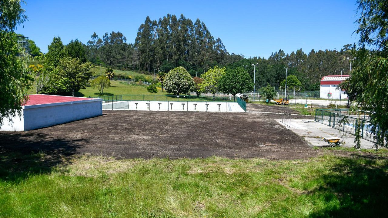 A Estrada prepara sus piscinas para abrir en junio con hierba y sin chorros