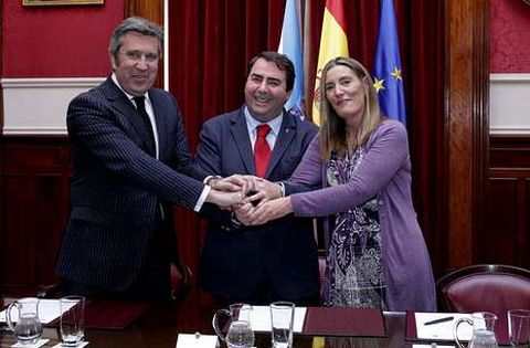 El alcalde, Carlos Negreira, durante la firma del convenio con la Fundaci�n Incyde.