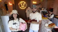 Graciela y Dar�o en Chichalovers, un peque�o establecimiento ubicado en Aller Ulloa 5 que ofrece distintas propuestas en formato �take away�, con los chicharrones y el chorizo como grandes protagonistas.