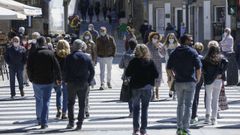 Imagen de archivo de gente paseando en la entrada de la Alameda de Santiago