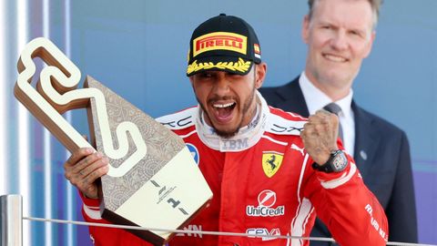 Hamilton celebra su primera victoria con la escuder�a Ferrari en Montmel�