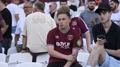 J�venes aficionados del West Ham en el �ltimo partido de la liga inglesa.