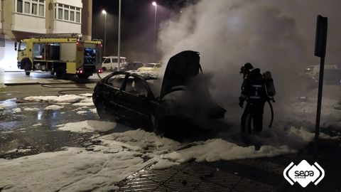 Los bomberos extinguen el fuego que calcin� dos veh�culos en Vegadeo