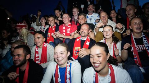 El pr�ncipe Haakon sigui� el partido desde Oslo junto otros seguidores de la selecci�n