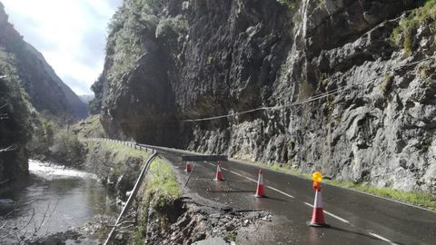El carril de la carretera Puente Los Grazos-Bele�o cortado al tr�fico por un hundimiento