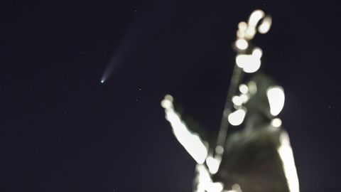 El cometa Neowise visto sobre las 23.45 horas de ayer con las estatuas de los peregrinos en el Monte do Gozo